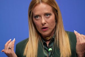 Giorgia Meloni, primera ministra italiana, reafirma el compromiso de Italia con la OTAN para el gasto militar.