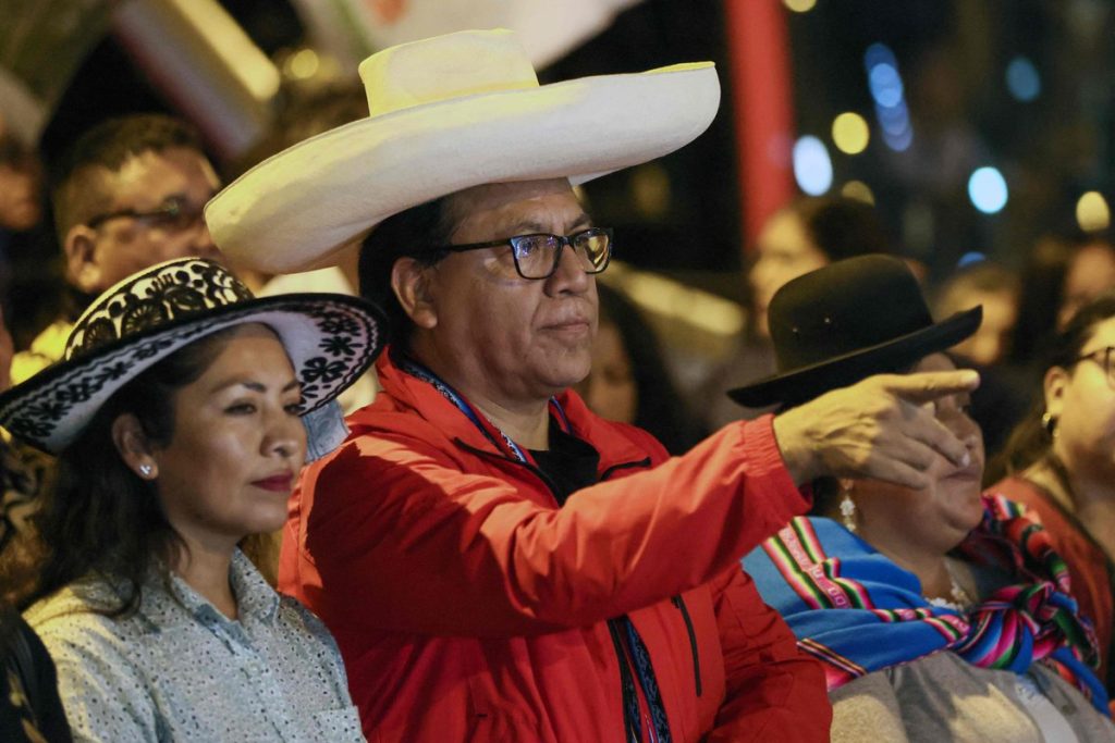 Roberto Sánchez apela a la CIDH tras acusar irregularidades en elecciones presidenciales en Perú, mientras se proclama a Fujimori.