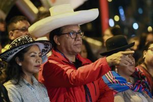 Roberto Sánchez apela a la CIDH tras acusar irregularidades en elecciones presidenciales en Perú, mientras se proclama a Fujimori.