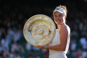 Linda Noskova logra su primer Grand Slam al vencer a Karolina Muchova en una final emocionante en Wimbledon.
