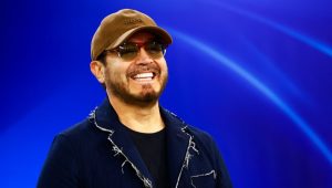 Óscar de la Rosa lanza su álbum 'Si fueran mías' mientras se prepara para actuar con La Mafia en Terraza Sultán.