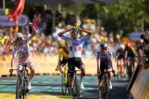 La mandataria Claudia Sheinbaum felicita a Isaac del Toro tras su victoria en la etapa del Tour de Francia 2026.