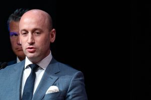 Stephen Miller critica la influencia de los cárteles en el sistema judicial y político mexicano, afectando su eficiencia.