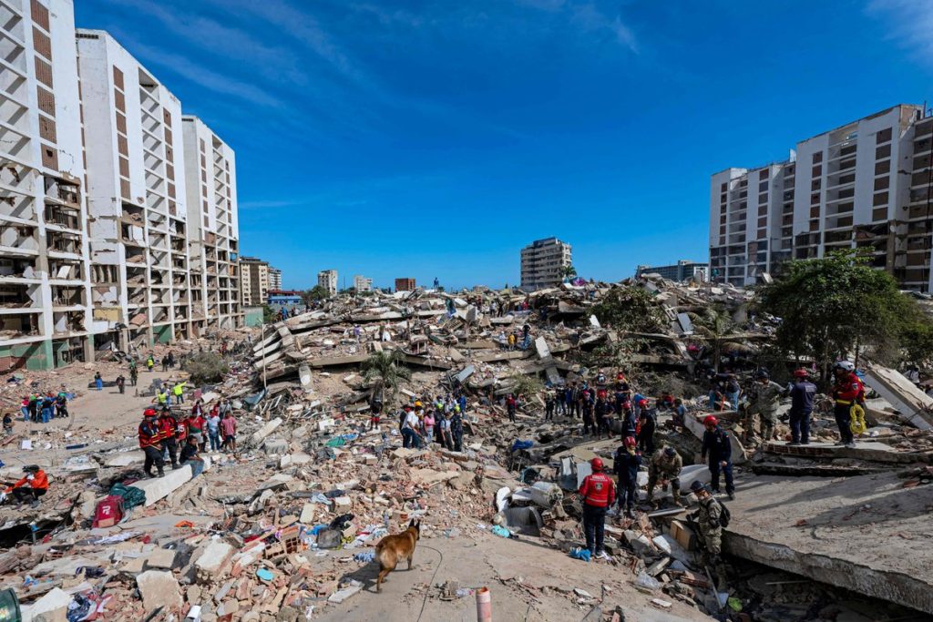 El número de víctimas mortales del reciente terremoto ha llegado a mil 450. La búsqueda de sobrevivientes sigue activa.