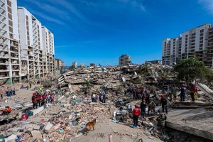 El número de víctimas mortales del reciente terremoto ha llegado a mil 450. La búsqueda de sobrevivientes sigue activa.