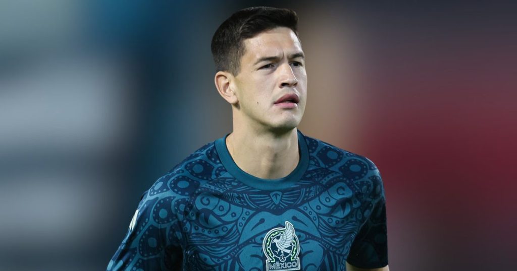 El defensa César Montes sufre una lesión que lo aparta del Tri antes del duelo contra Colombia, regresando a Rusia.
