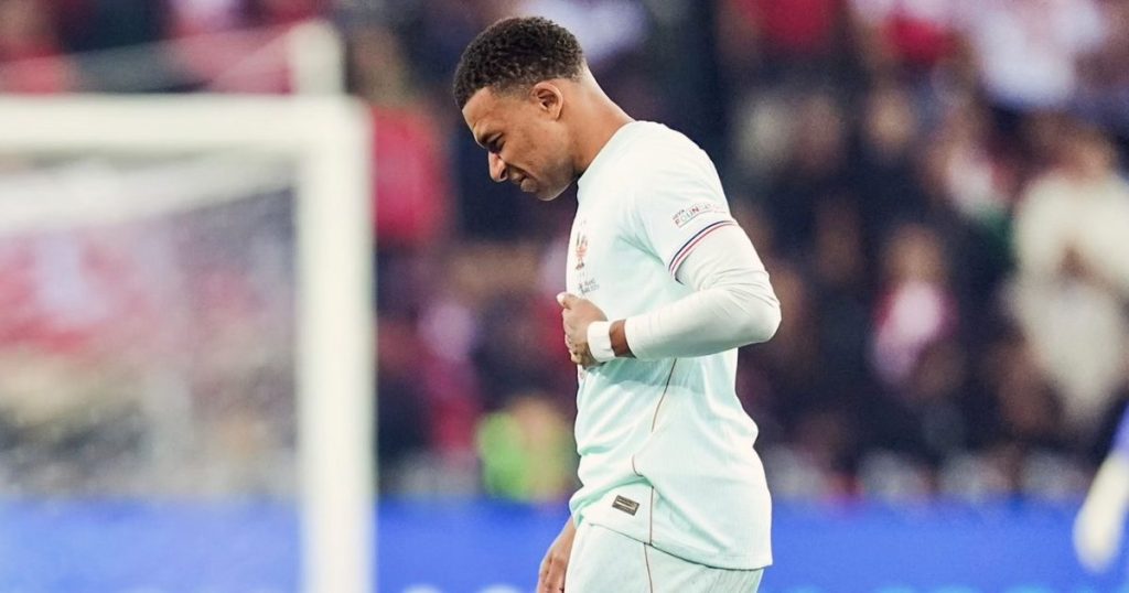 La estrella del fútbol Kylian Mbappé estará fuera de las canchas por una lesión en la rodilla izquierda.