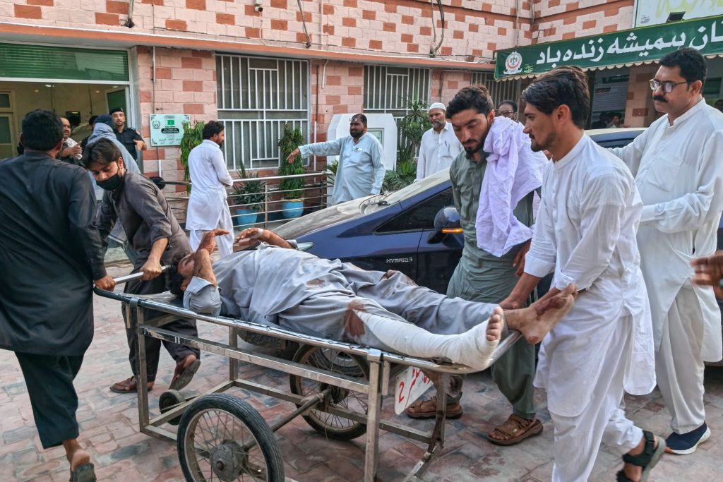 Un reciente atentado en Pakistán ha causado 12 muertes, complicando las labores de rescate en la zona afectada.