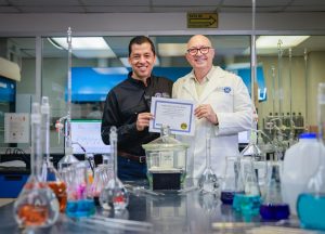 La empresa AyD se destaca nuevamente al lograr el 100 por ciento de resultados aceptables en su laboratorio de excelencia.