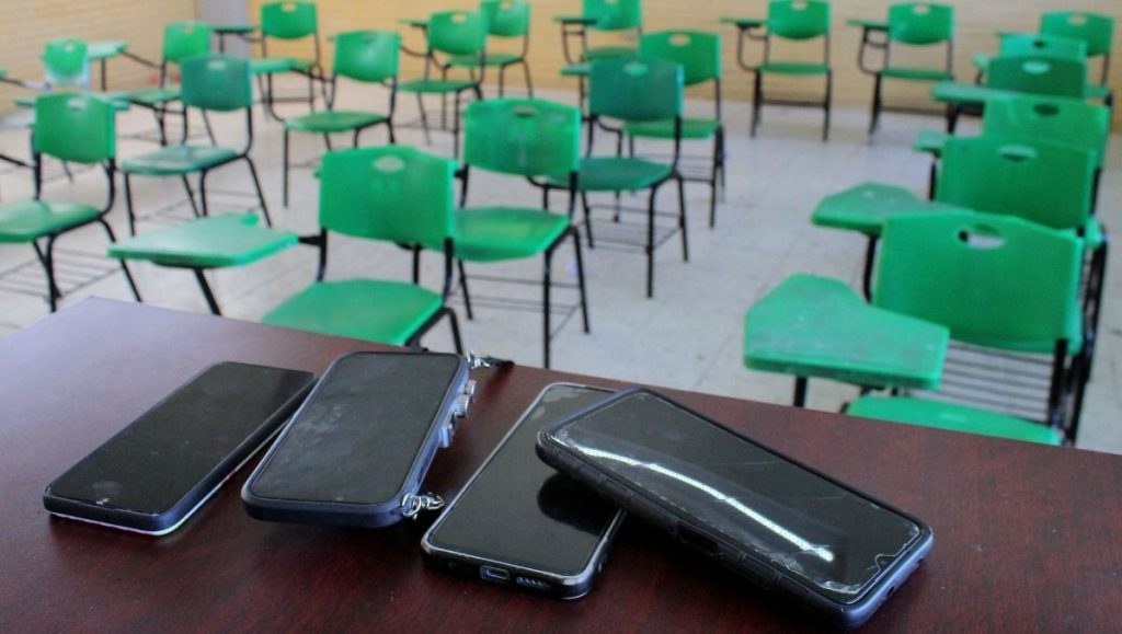 Descubre las nuevas normativas sobre el uso de celulares en escuelas de Nuevo León tras el regreso a clases.