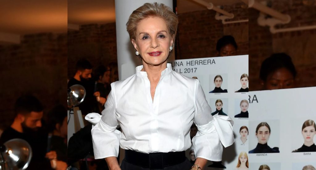 La icónica diseñadora Carolina Herrera conmemora sus 45 años en la industria de la moda con su distintivo estilo.