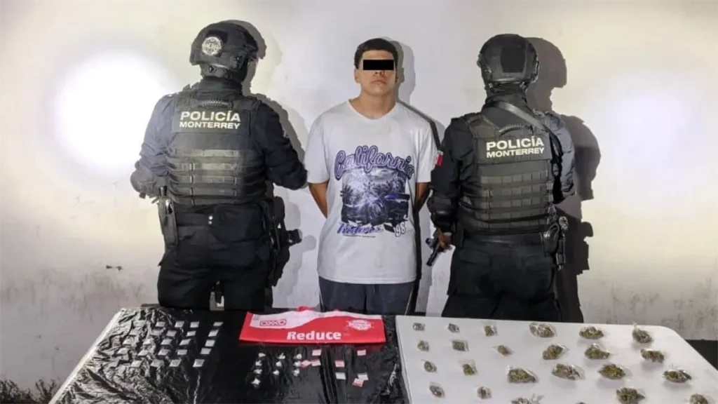 Un joven de 18 años fue arrestado en Monterrey tras ser descubierto con 75 dosis de diversas drogas.