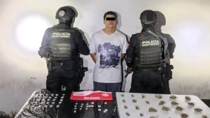 Un joven de 18 años fue arrestado en Monterrey tras ser descubierto con 75 dosis de diversas drogas.
