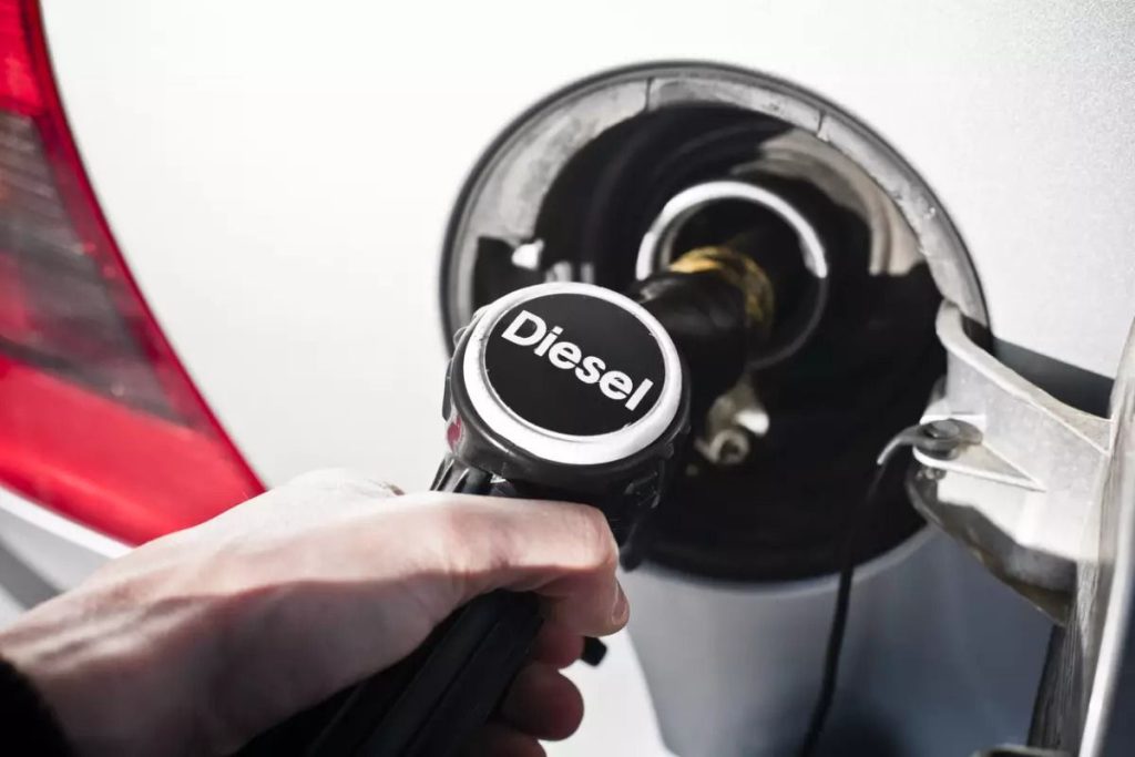Hacienda refuerza subsidios al diésel para enfrentar la escalada de precios del petróleo. Descubre todos los detalles aquí.