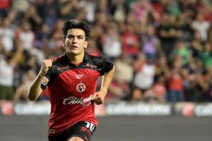 El joven mediocampista Gilberto Mora brilló al marcar dos penaltis en el triunfo de Xolos sobre Keylor Navas.