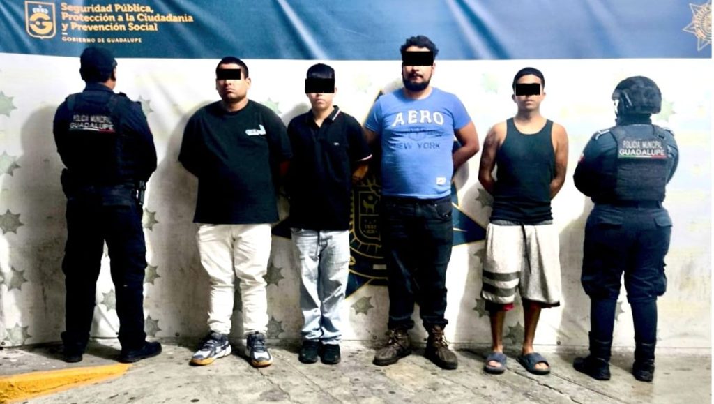 Drones ayudan a capturar a sospechosos que intentaron huir entre un mercado en Guadalupe, Nuevo León.