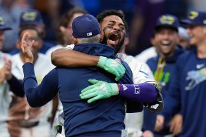 El mexicano Jonathan Aranda destaca al ayudar a Tampa Bay a asegurar su lugar en la postemporada de MLB.