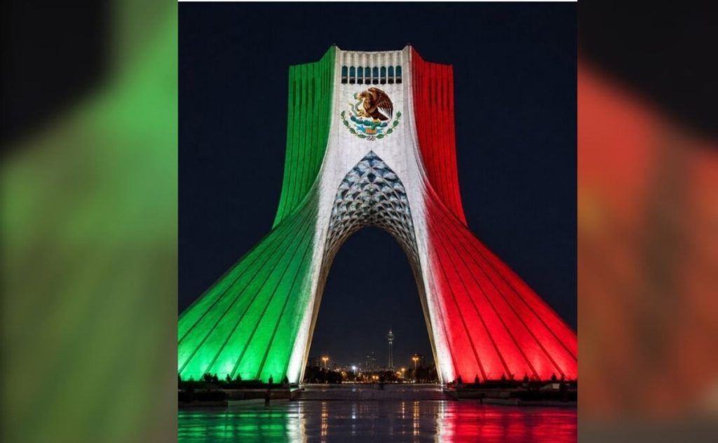 La Torre Azadi en Irán conmemora la independencia de México iluminándose en sus colores, un gesto significativo.