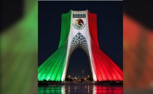 La Torre Azadi en Irán conmemora la independencia de México iluminándose en sus colores, un gesto significativo.