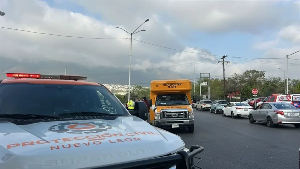 Un incidente vial en Monterrey con un transporte escolar deja a una niña proyectada, provocando preocupación en la comunidad.
