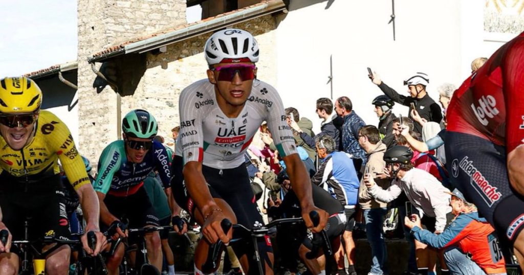 Isaac del Toro finaliza fuera del Top 20 en el Giro de Lombardía, afectado por lesiones de competencia.