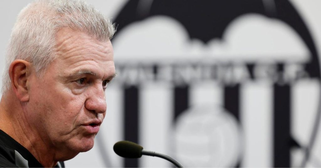El técnico Aguirre decide conservar los banquillos del Valencia, respetando una tradición desde 1923 en Mestalla.