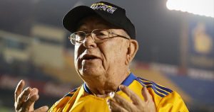 El club Tigres celebró los 88 años de Guerrerito, voz emblemática del Estadio Universitario, en un emotivo evento.