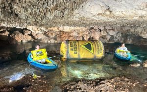 La contaminación de pozos y cenotes en Yucatán revela problemas ambientales, afectando a comunidades mayas y la industria local.