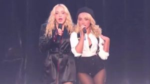La icónica Madonna vuelve a los VMAs tras 23 años junto a Sabrina Carpenter y Charli XCX, sorprendiendo a todos.