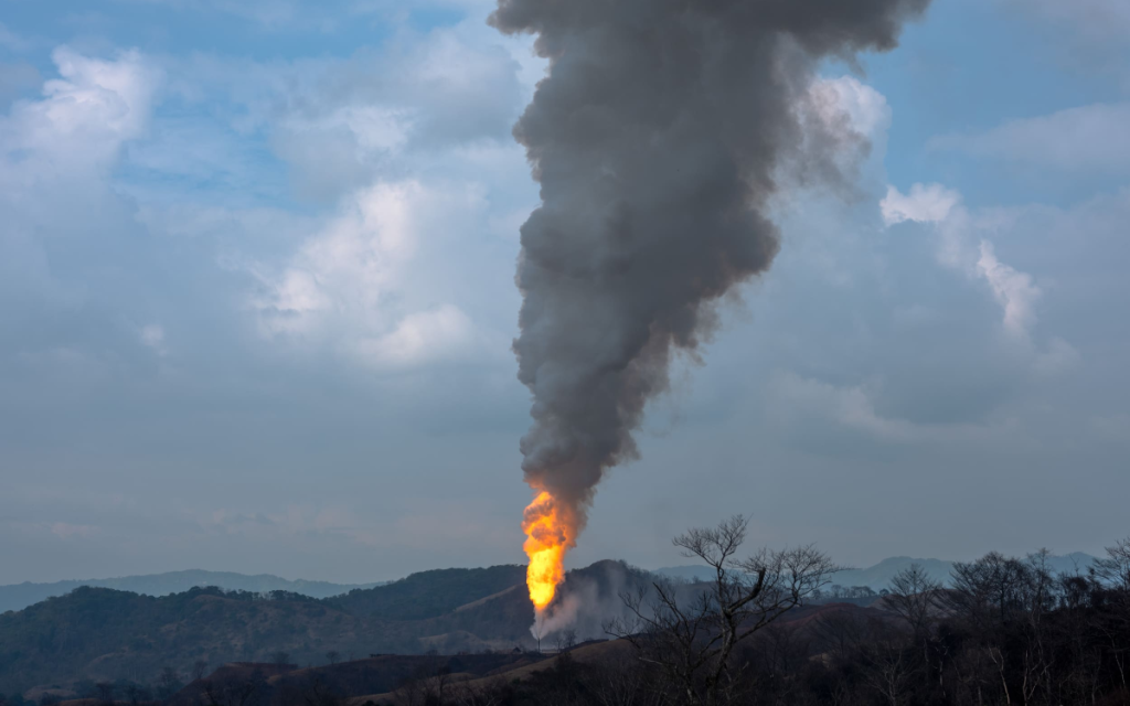 La petrolera mexicana Pemex logra controlar un incendio tras 150 días, pero no informa sobre los daños ambientales generados.