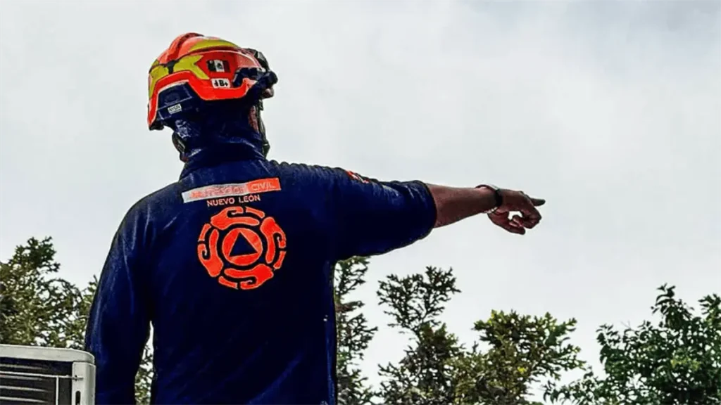 Un avión realizó un aterrizaje de emergencia en Apodaca, sin dejar heridos según Protección Civil.