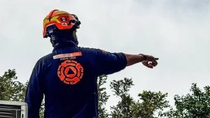 Un avión realizó un aterrizaje de emergencia en Apodaca, sin dejar heridos según Protección Civil.