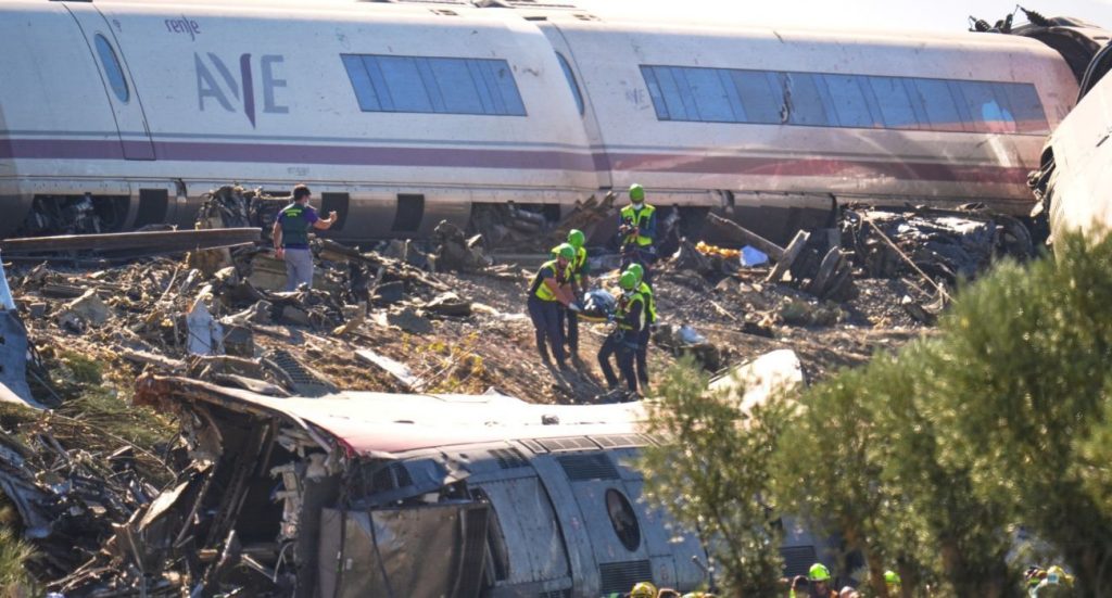 Un trágico choque ferroviario en España deja 68 muertos, mientras se esclarecen las causas del incidente.