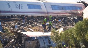 Un trágico choque ferroviario en España deja 68 muertos, mientras se esclarecen las causas del incidente.