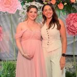 Melenie Carmona celebra su baby shower en familia con estilo rosa