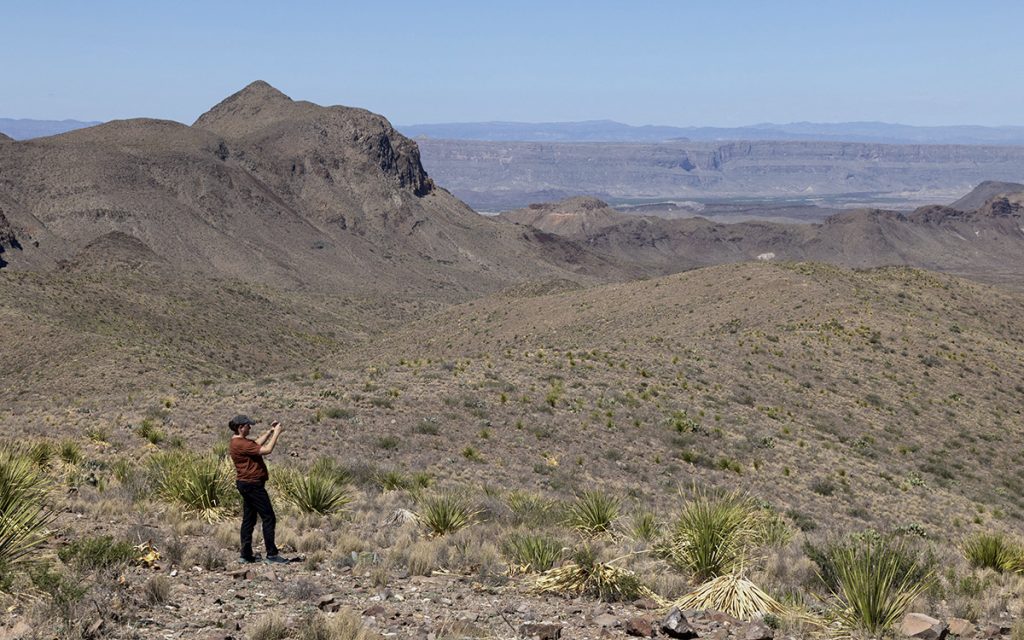 Las obras de seguridad en la frontera con México se suspenden para evaluar su efecto ambiental, generando un intenso debate.
