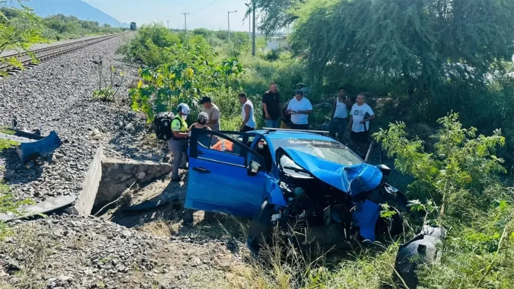 Un accidente entre un tren y un coche en García, Nuevo León, dejó a sus ocupantes ilesos. Descubre los detalles.